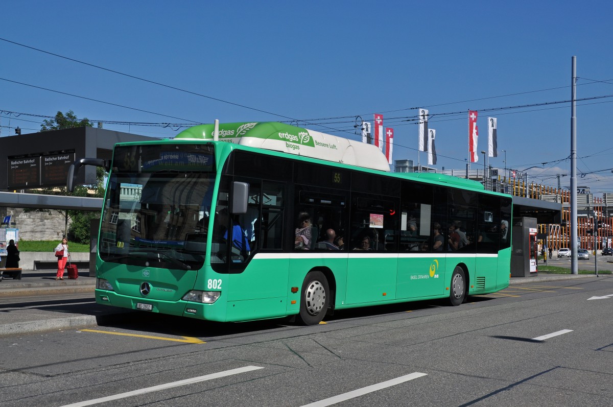 Mercedes Citaro 802 auf der Linie 55 bedient die Haltestelle Badischer Bahnhof. Die Aufnahme stammt vom 15.07.2014.