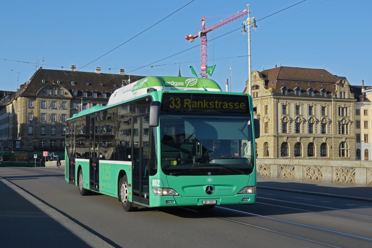 Mercedes Citaro 802, auf der Linie 33, überquert die Mittlere Rheinbrücke Richtung Garage Rankstrasse. Die Aufnahme stammt vom 28.02.2020.