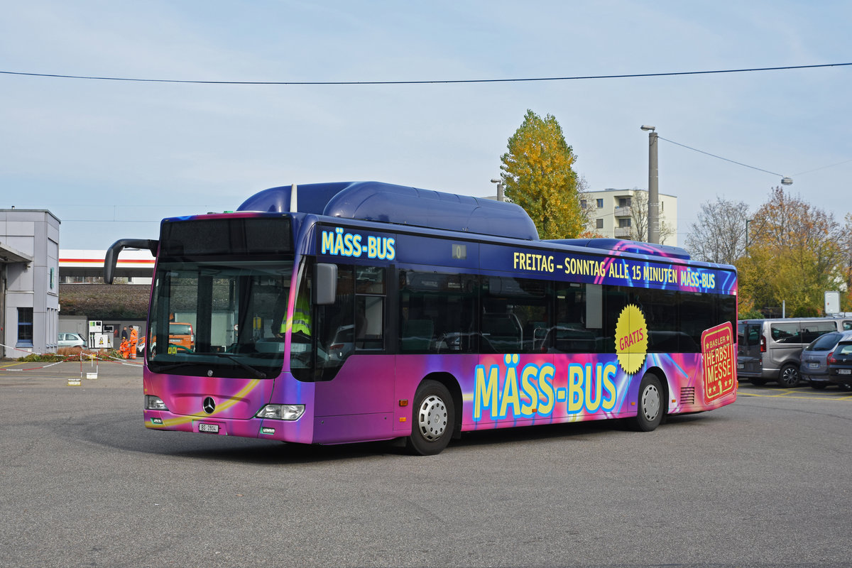 Mercedes Citaro 804 fährt während der Basler Herbstmesse 2018 als Messe Bus vom Messeplatz zum Messeareal auf dem Kasernenplatz. Hier steht der Bus auf dem Hof der Garage Rankstrasse. Die Aufnahme stammt vom 09.11.2018.