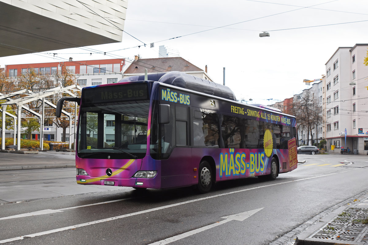 Mercedes Citaro 804 fährt während der Basler Herbstmesse 2018 als Messe Bus vom Messeplatz zum Messeareal auf dem Kasernenplatz. Hier hat der beim Messeplatz gewendet und fährt zur Abfahrtshaltestelle. Die Aufnahme stammt vom 11.11.2018.
