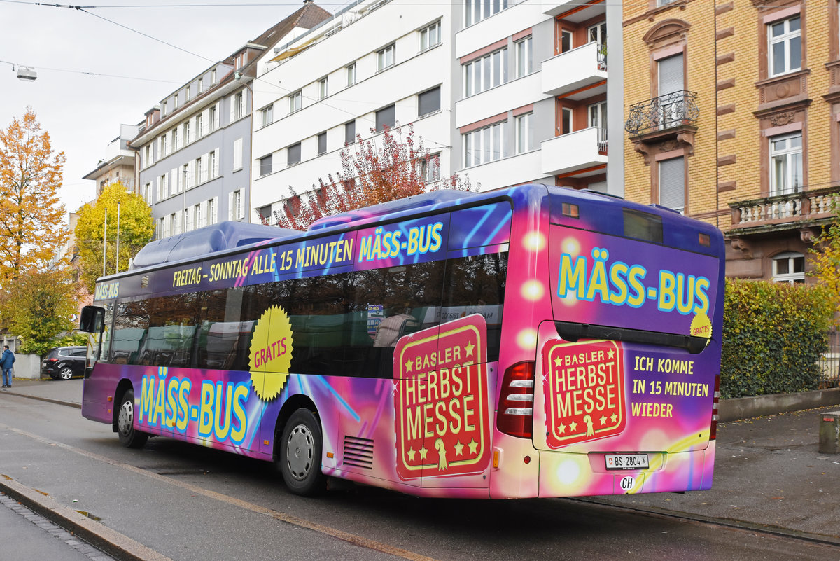 Mercedes Citaro 804 fährt während der Basler Herbstmesse 2018 als Messe Bus vom Messeplatz zum Messeareal auf dem Kasernenplatz. Hier wartet der Bus an der Haltestelle bei der Kaserne. Die Aufnahme stammt vom 11.11.2018.