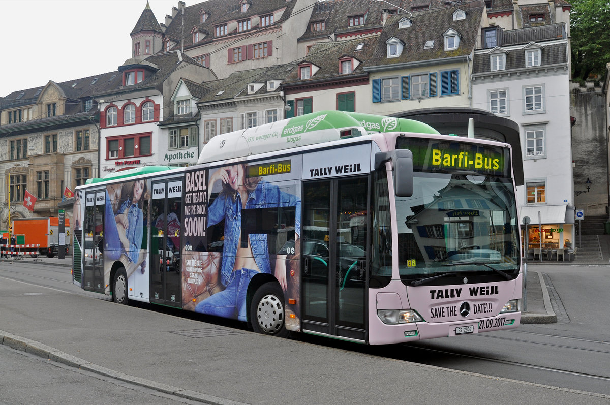 Mercedes Citaro 804, mit der Werbung für Tally Weijl, auf der wohl kürzesten Buslinie der Schweiz. Der Barfi Bus fährt während der Bauphase am Steinenberg vom Barfüsserplatz zur Schifflände. Die Aufnahme stammt vom 13.09.2017.