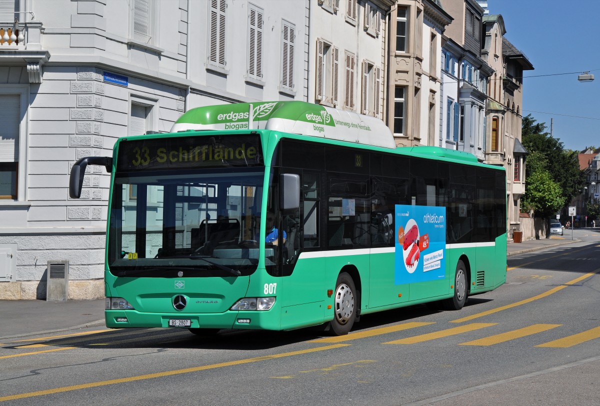 Mercedes Citaro 807 auf der Linie 33 fährt zur Haltestelle am Wettsteinplatz. Die Aufnahme stammt vom 03.08.2015.