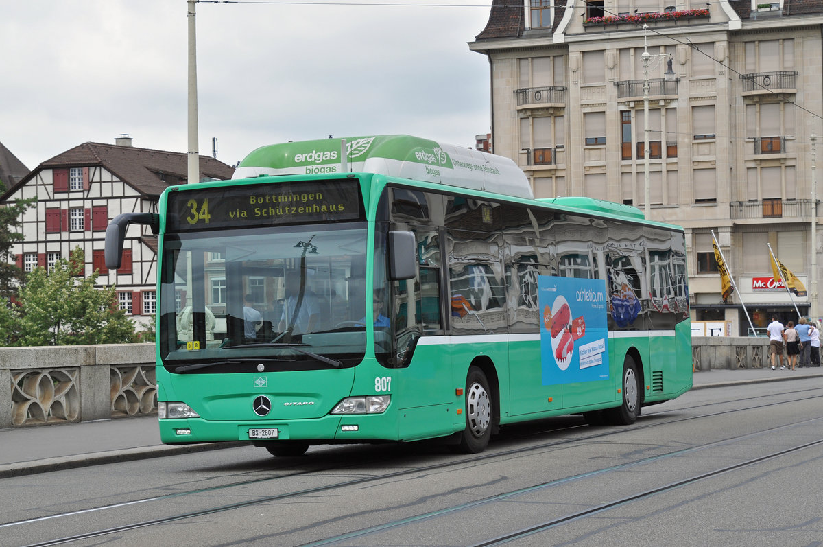 Mercedes Citaro 807, auf der Linie 34, überquert die Mittlere Rheinbrücke. Die Aufnahme stammt vom 09.08.2015.