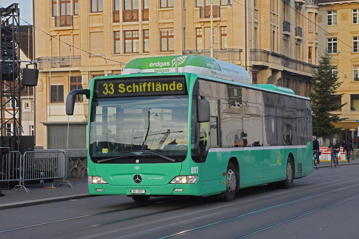 Mercedes Citaro 807, auf der Linie 33, überquert die Mittlere Rheinbrücke. Die Aufnahme stammt vom 31.12.2019.