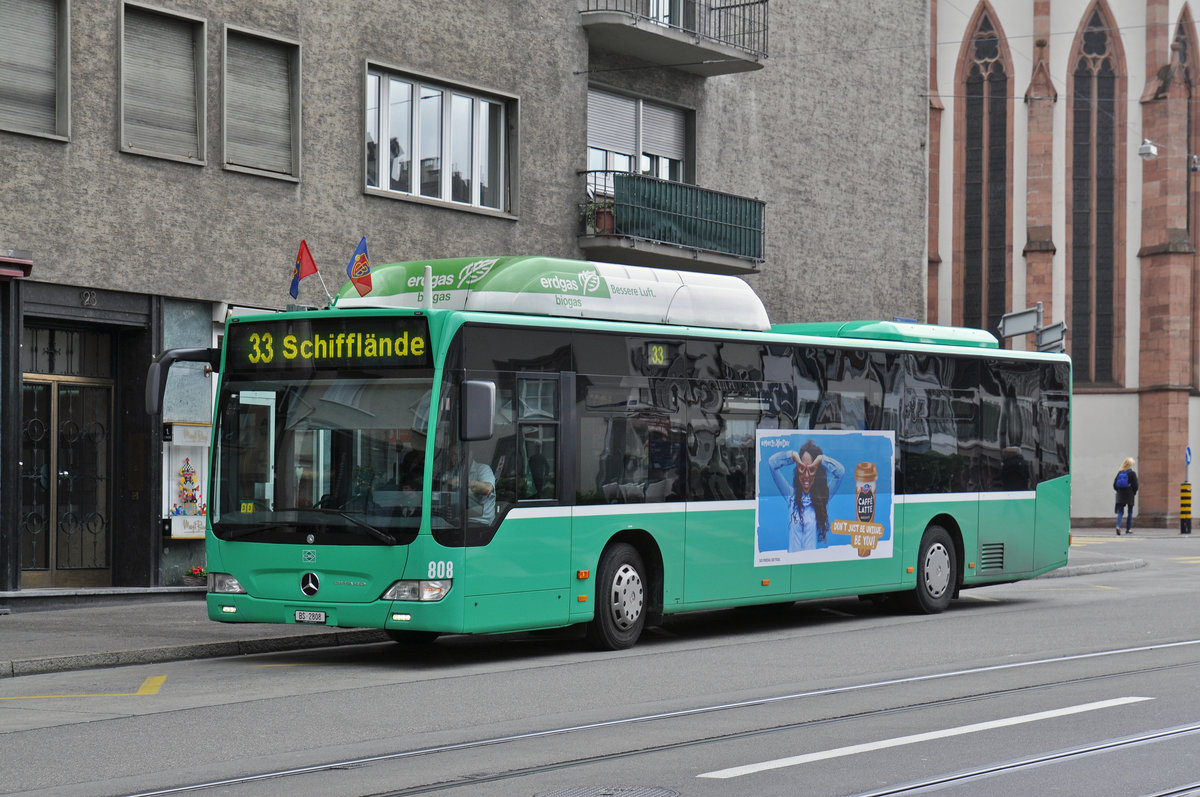 Mercedes Citaro 808, auf der Linie 33, bedient die Haltestelle Universitätsspital. Die Aufnahme stammt vom 24.05.2016.