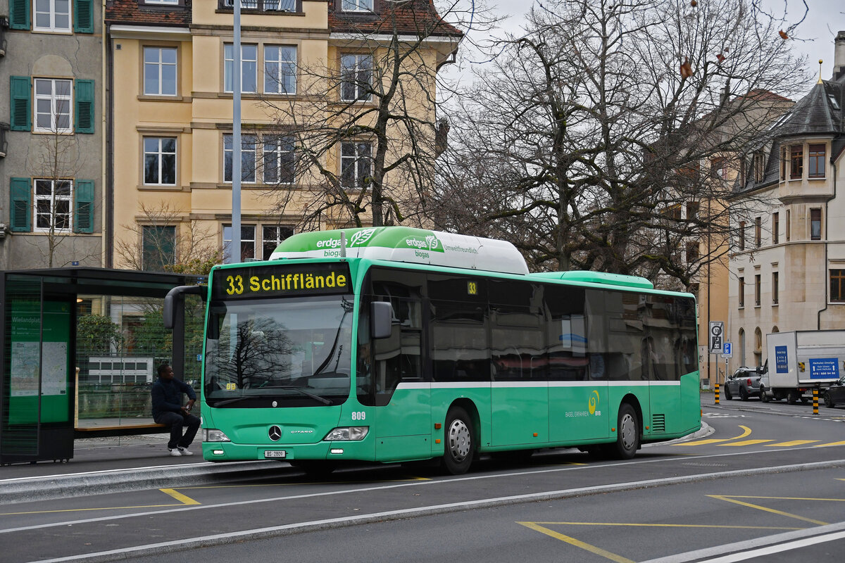 Mercedes Citaro 809, auf der Linie 33, fährt am 04.01.2023 bei der Haltestelle Wielandplatz ein.