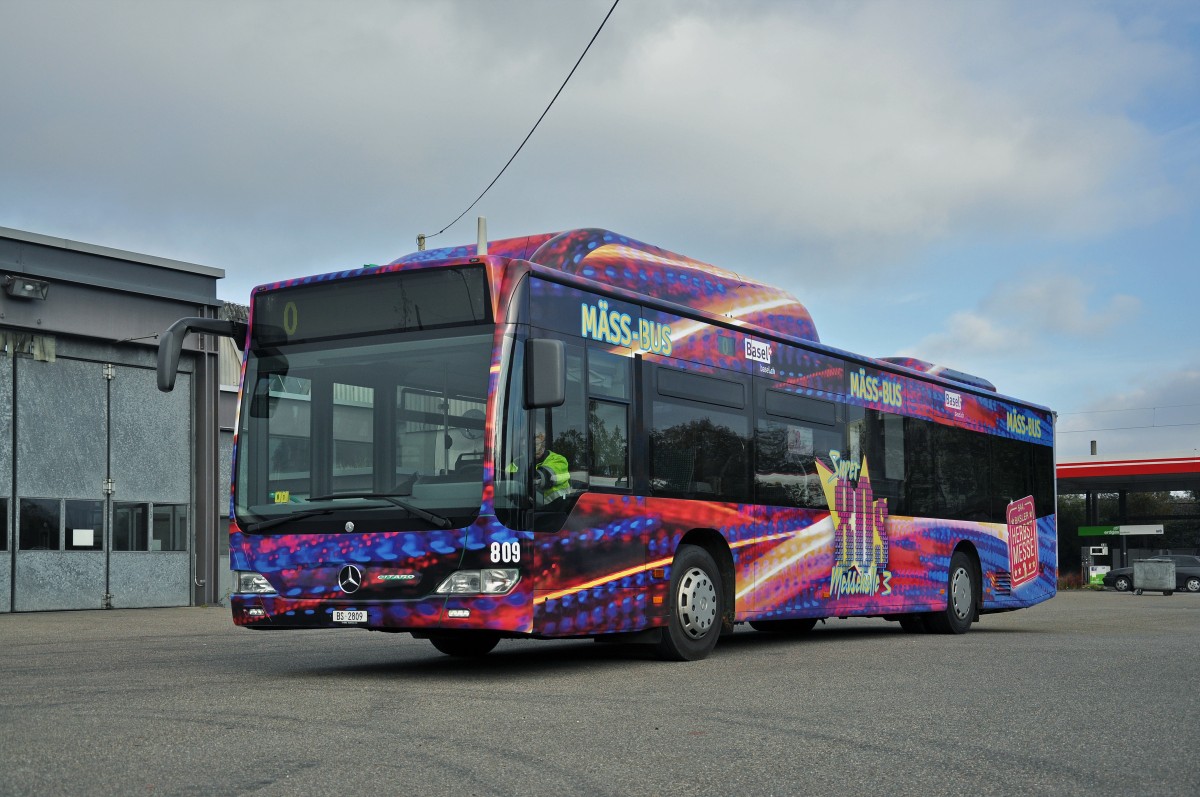 Mercedes Citaro 809 wird an der Herbstmesse 2014 als Shuttle Bus zur Halle 3 eingesetzt. In der Halle 3 kann man alte Jahrmarktsbahnen aus den 80er Jahren bestaunen und natürlich damit fahren. Hier steht der Bus auf dem Hof der Garage Rankstrasse. Die Aufnahme stammt vom 27.10.2014.