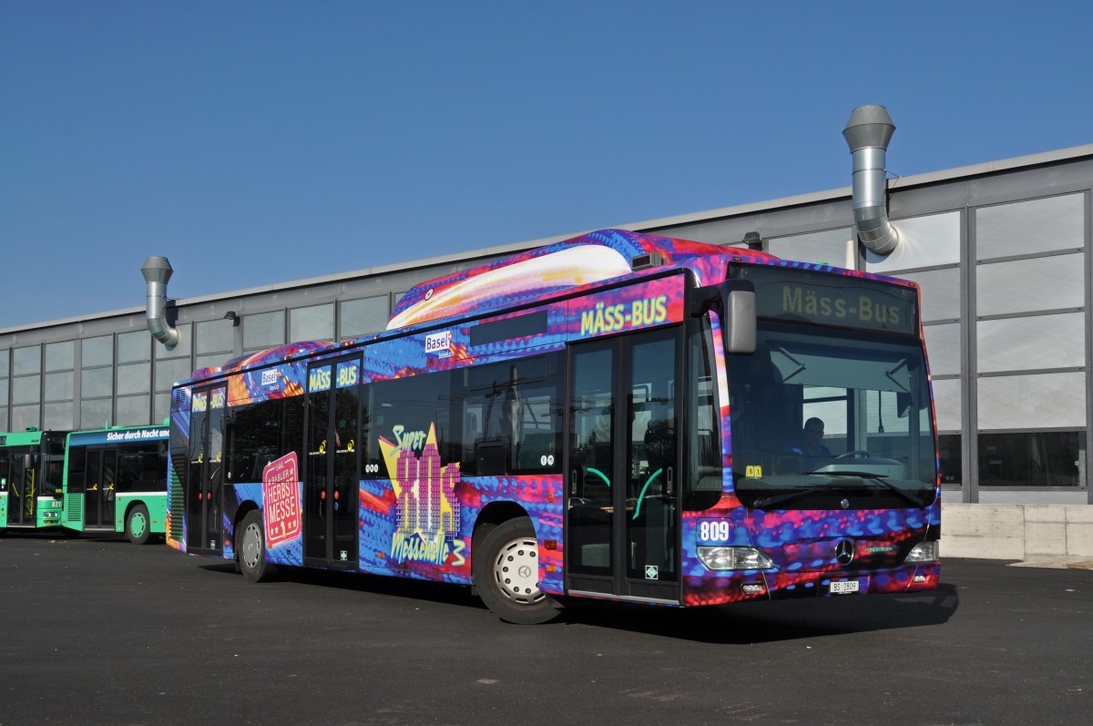Mercedes Citaro 809 wird an der Herbstmesse 2014 als Shuttle Bus zur Halle 3 eingesetzt. In der Halle 3 kann man alte Jahrmarktsbahnen aus den 80er Jahren bestaunen und natürlich damit fahren. Hier steht der Bus auf dem Hof der Garage Rankstrasse. Die Aufnahme stammt vom 31.10.2014.