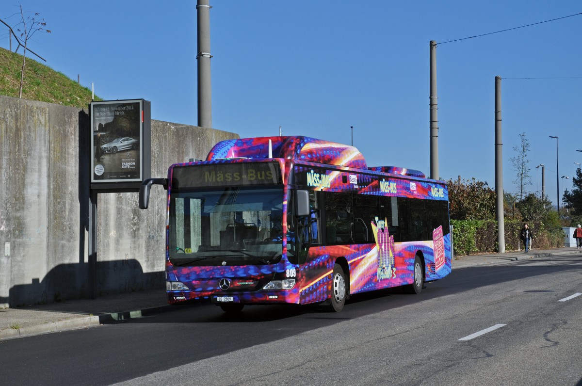 Mercedes Citaro 809 wird an der Herbstmesse 2014 als Shuttle Bus zur Halle 3 eingesetzt. In der Halle 3 kann man alte Jahrmarktsbahnen aus den 80er Jahren bestaunen und natürlich damit fahren. Hier fährt der Bus zum Einsatzort an der Herbstmesse. Die Aufnahme stammt vom 31.10.2014.
