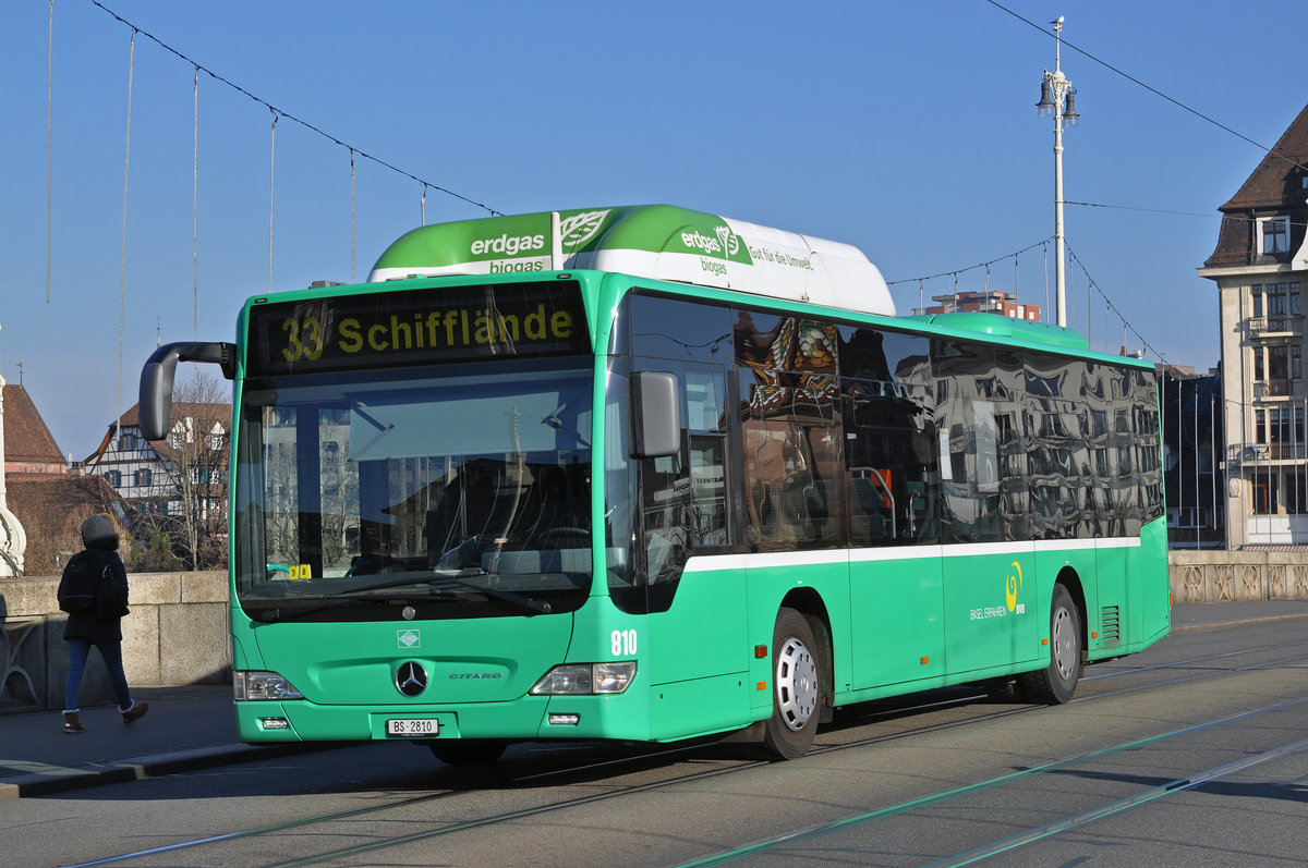 Mercedes Citaro 810, auf der Linie 33, überquert die Mittlere Rheinbrücke. Die Aufnahme stammt vom 30.11.2016.