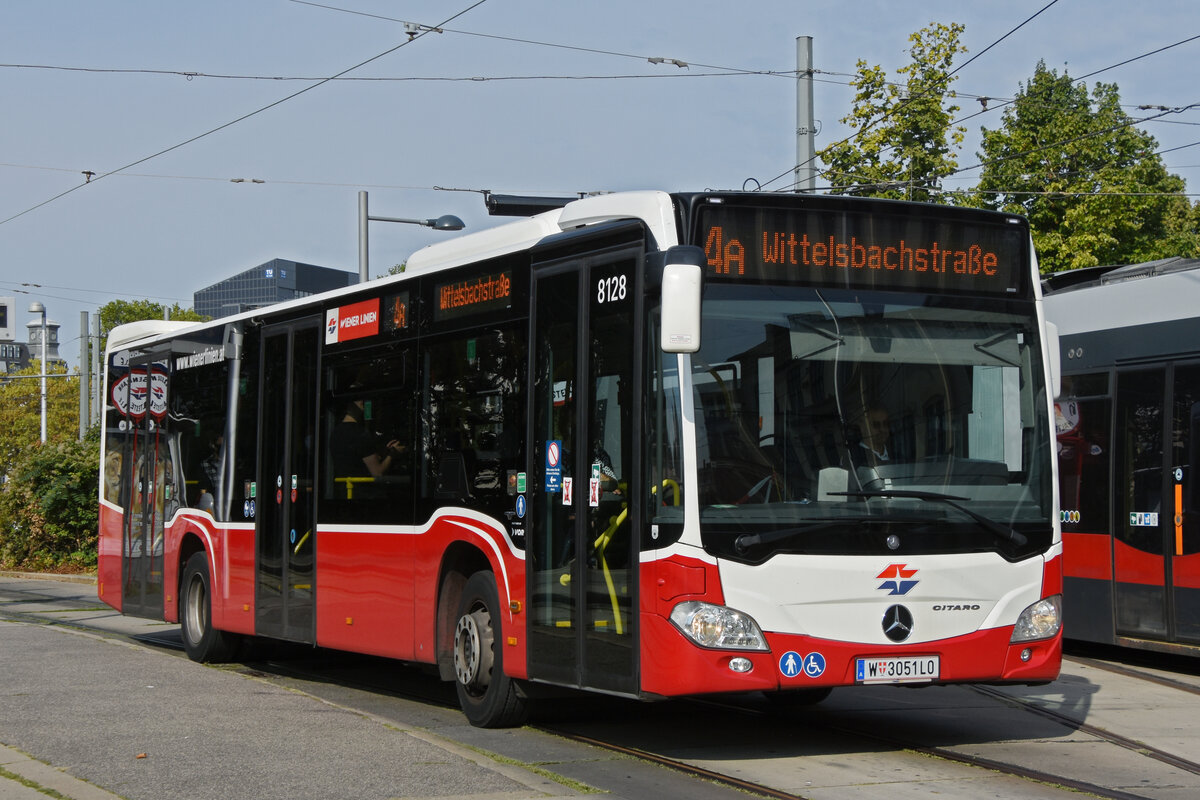 Mercedes Citaro 8128, auf der Linie 4A verlässt die Haltestelle beim Karlsplatz. Die Aufnahme stammt vom 03.09.2022.