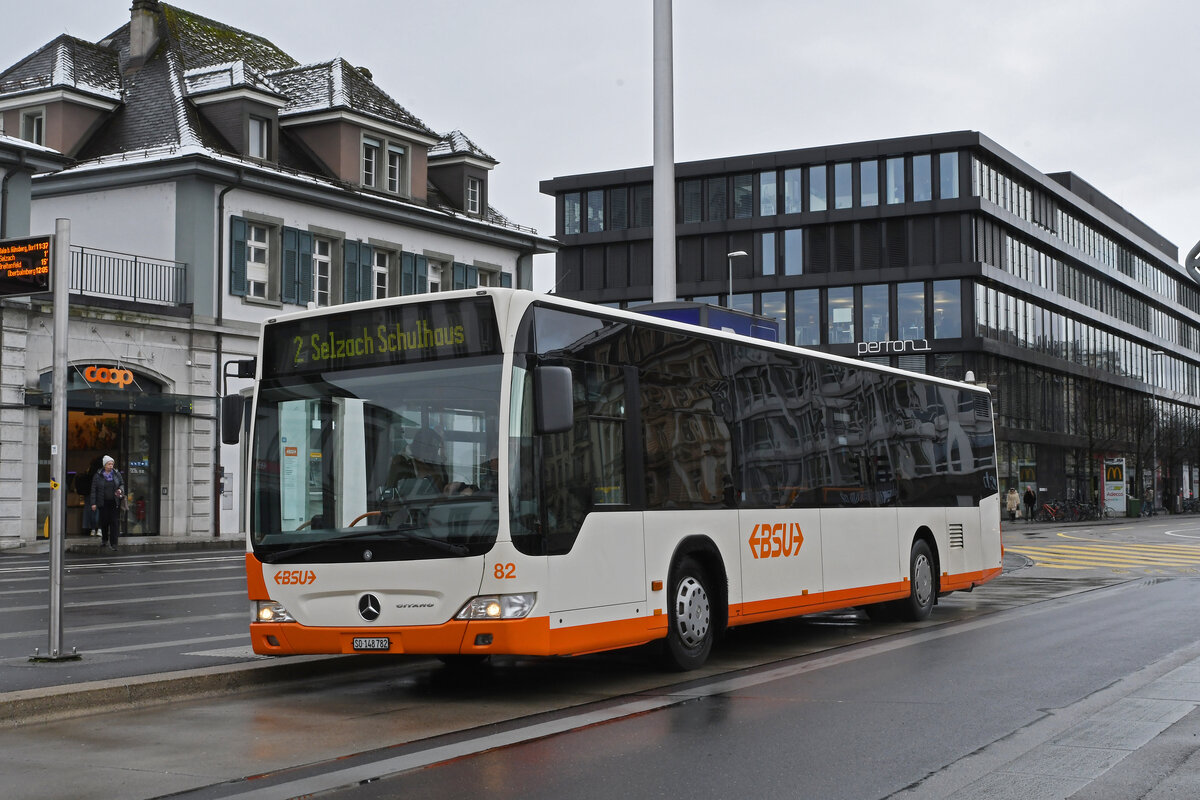 Mercedes Citaro 82, auf der Linie 2 wartet am 18.01.2023 an der Haltestelle am Bahnhof Solothurn.