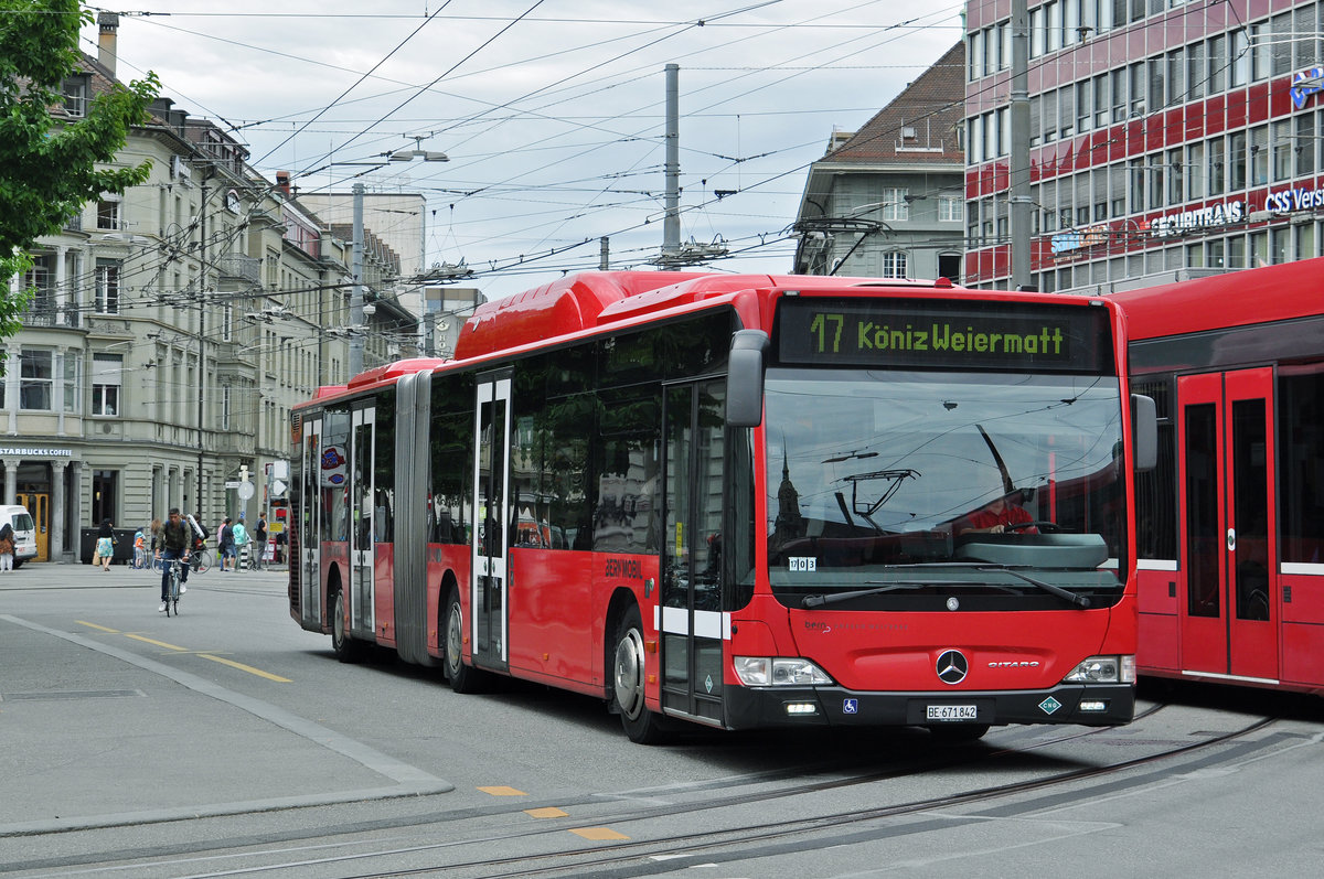 Mercedes Citaro 842, auf der Linie 17, fährt zur Haltestelle beim Bahnhof Bern. Die Aufnahme stammt vom 09.06.2017.