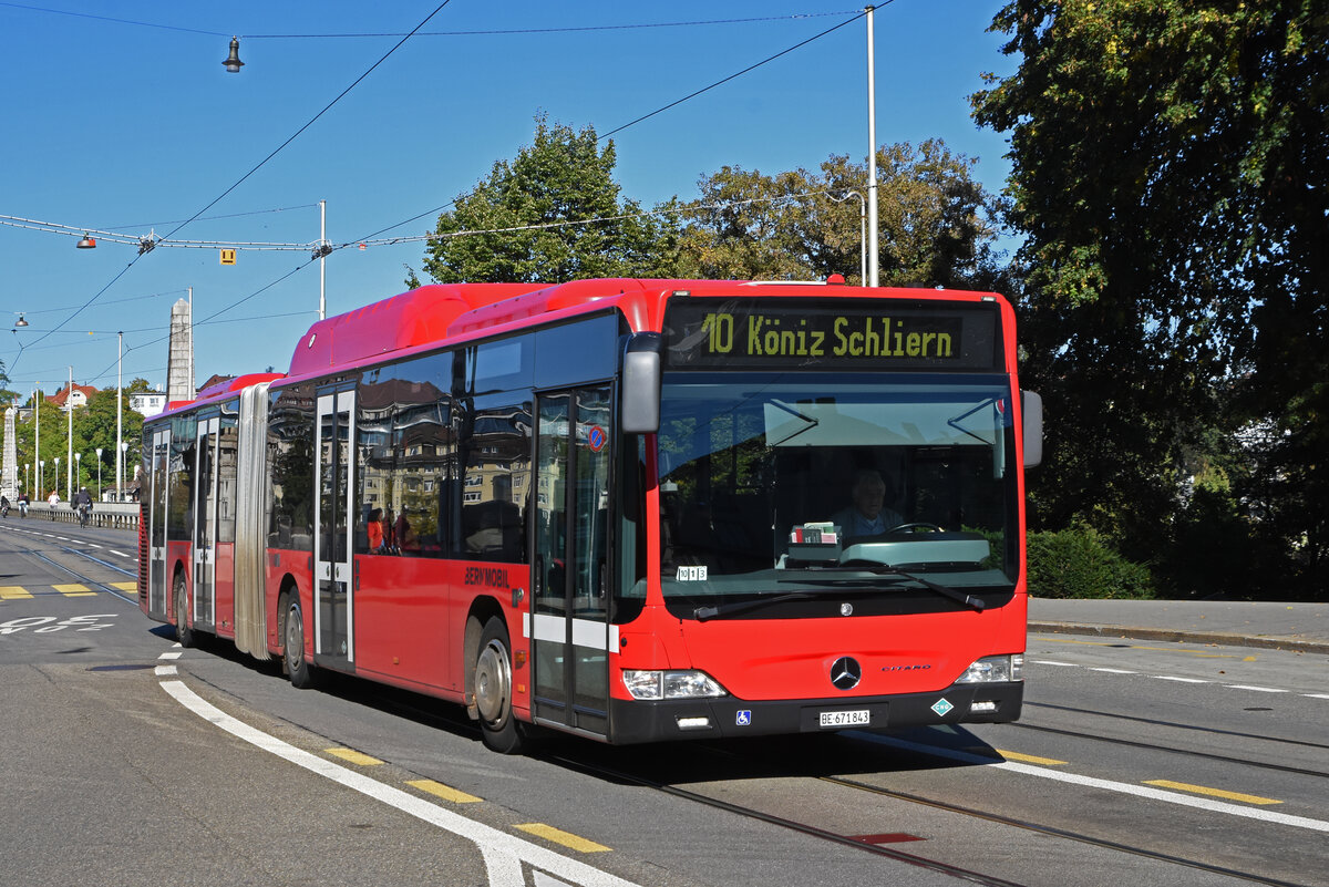 Mercedes Citaro 843, auf der Linie 10, fährt am 04.10.2022 zur Haltestelle Zytglogge.