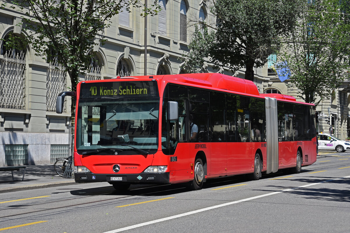 Mercedes Citaro 845, auf der Linie 10, fährt durch die Bundesgasse. Die Aufnahme stammt vom 08.07.2022.