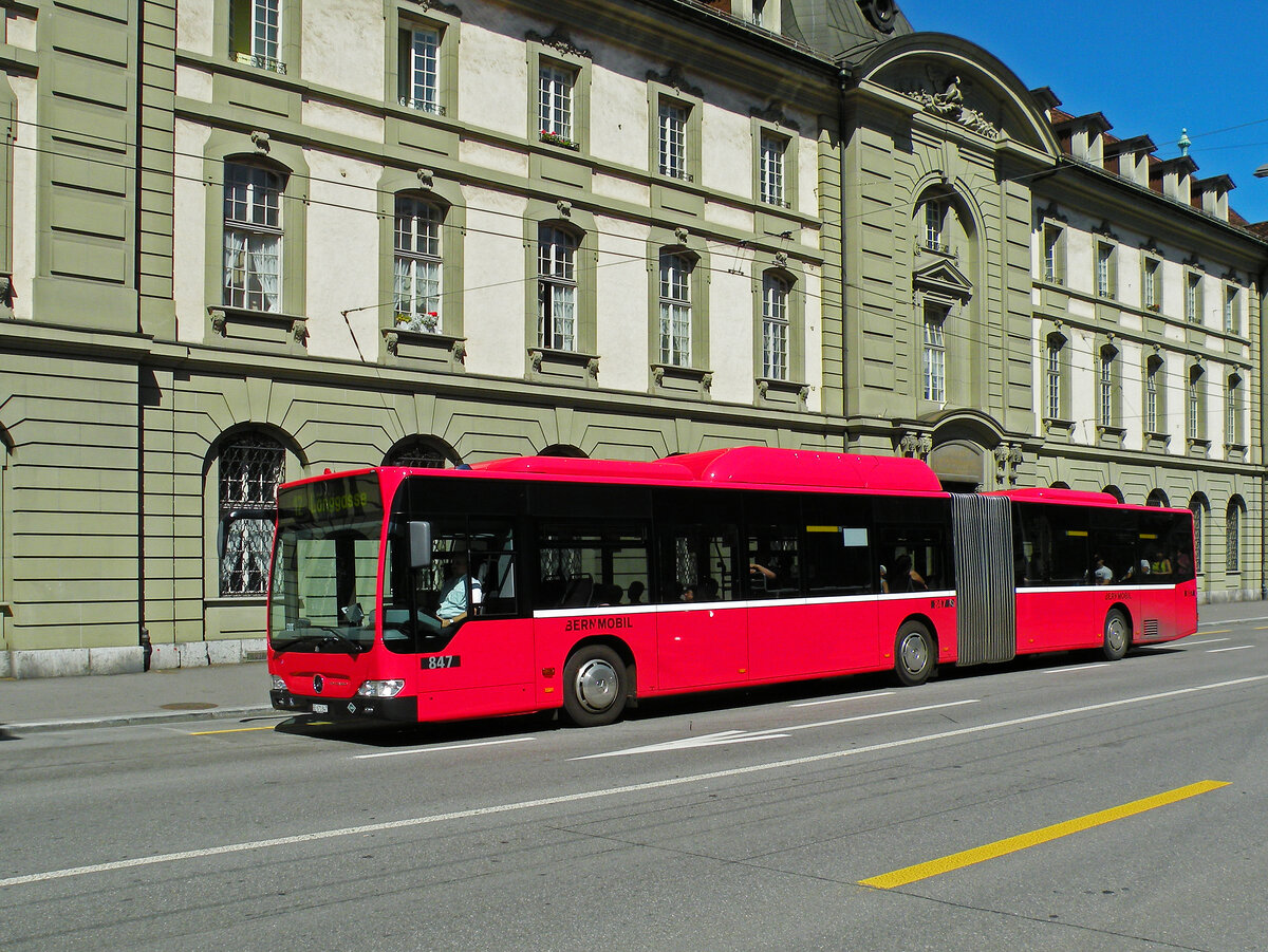 Mercedes Citaro 847, auf der Linie 12, fährt über den Bubenbergplatz. Die Aufnahme stammt vom 26.08.2010.
