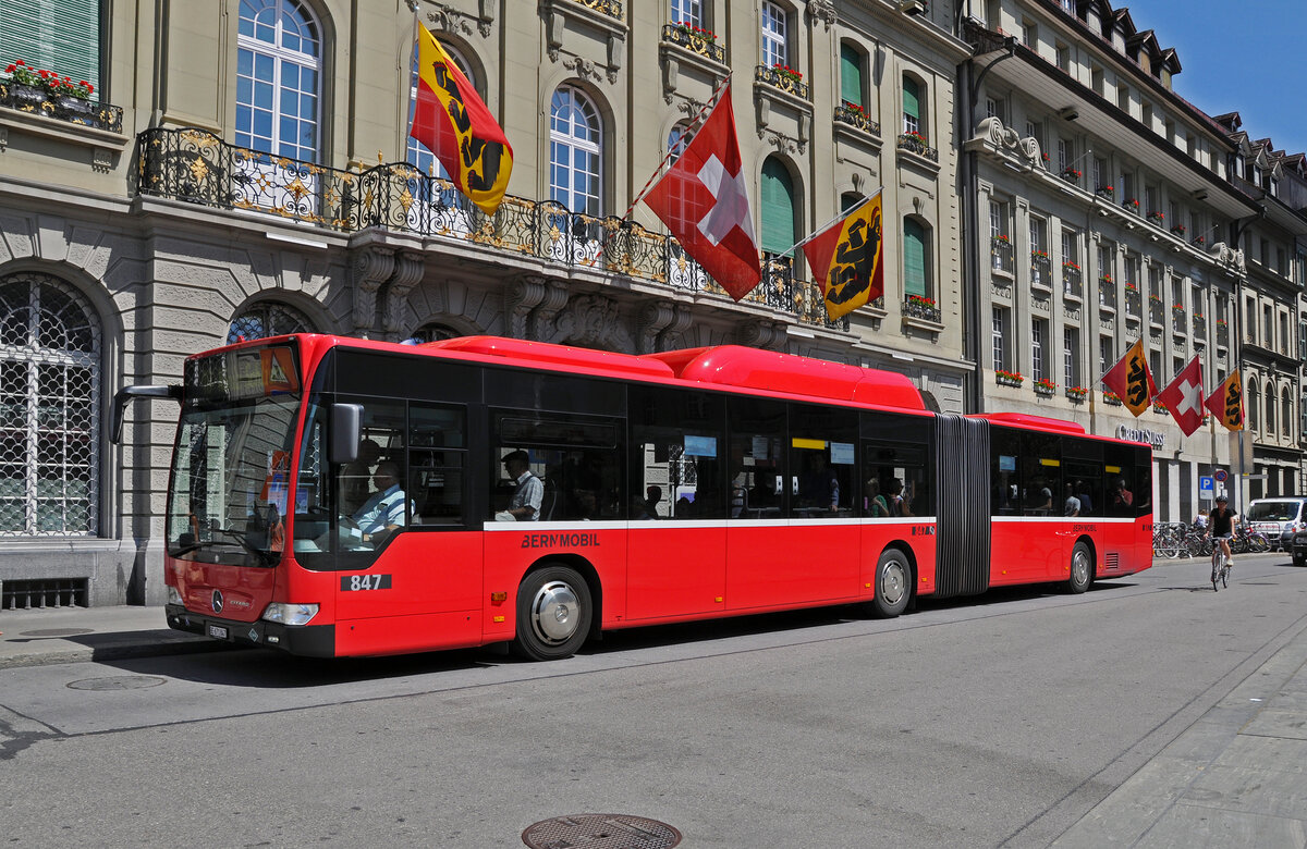 Mercedes Citaro 847, auf der Linie 10, bedient die Haltestelle beim Bundesplatz. Die Aufnahmestammt vom 05.08.2013.