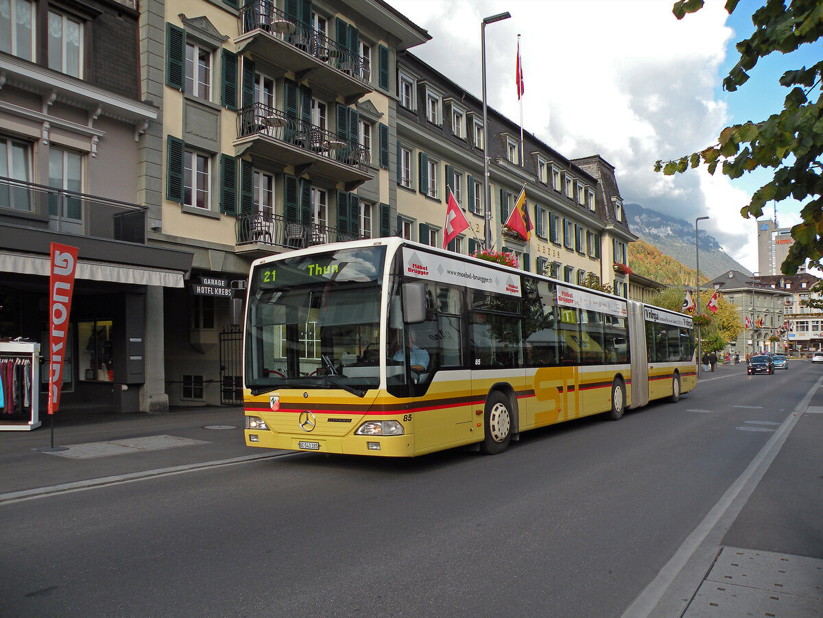 Mercedes Citaro 85, auf der Linie 21, fährt am 13.10.2011 zur Haltestelle beim Bahnhof Interlaken West.