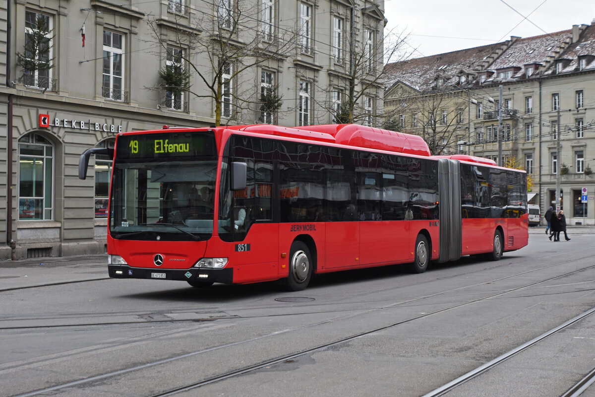 Mercedes Citaro 851, auf der Linie 19, fährt zur Haltestelle beim Bahnhof Bern. Die Aufnahme stammt vom 30.11.2021.
