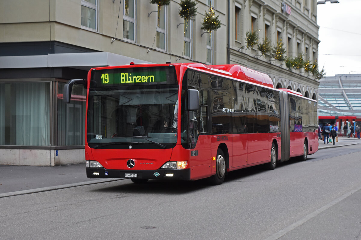 Mercedes Citaro 851, auf der Linie 19, verlässt die Haltestelle beim Bahnhof Bern. Die Aufnahme stammt vom 30.11.2021.