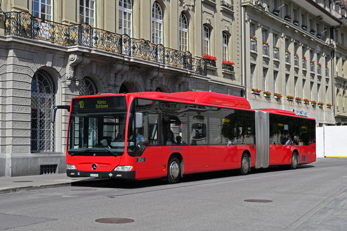 Mercedes Citaro 854, auf der Linie 10, bedient am 20.07.2023 die Haltestelle beim Bundesplatz.