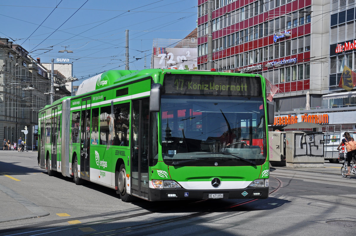 Mercedes Citaro 856 mit der Erdgas Werbung, auf der Linie 17, fährt zur Haltestelle beim Bahnhof Bern. Die Aufnahme stammt vom 09.07.2018.