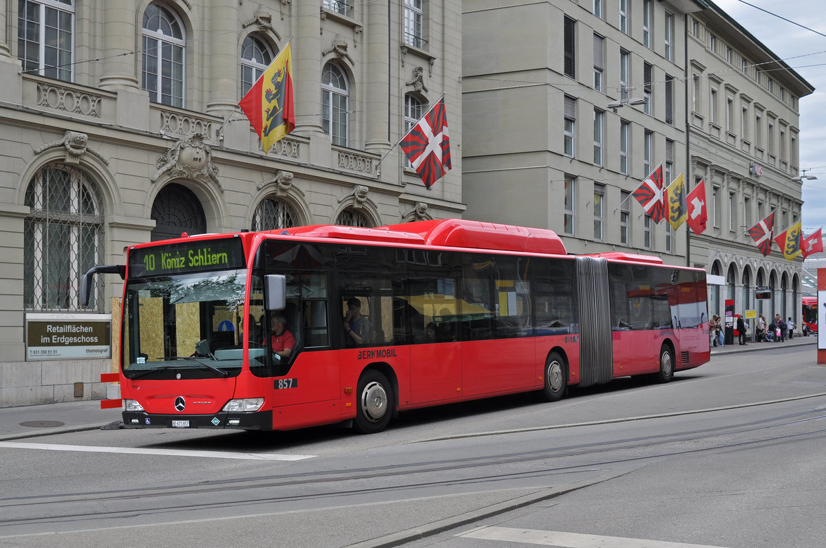 Mercedes Citaro 857, auf der Linie 10, bedient die Haltestelle beim Bahnhof Bern. Die Aufnahme stammt vom 09.06.2017.