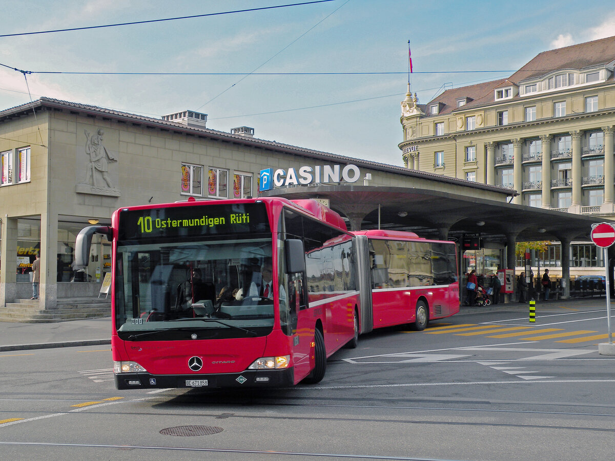 Mercedes Citaro 858, auf der Linie 10, verlässt die Haltestelle beim Casinoplatz. Die Aufnahme stammt vom 01.11.2010.