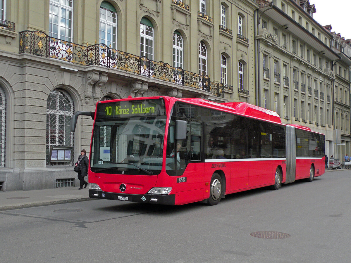Mercedes Citaro 858, auf der Linie 10, verlässt die Haltestelle beim Bundesplatz. Die Aufnahme stammt vom 14.04.2011.