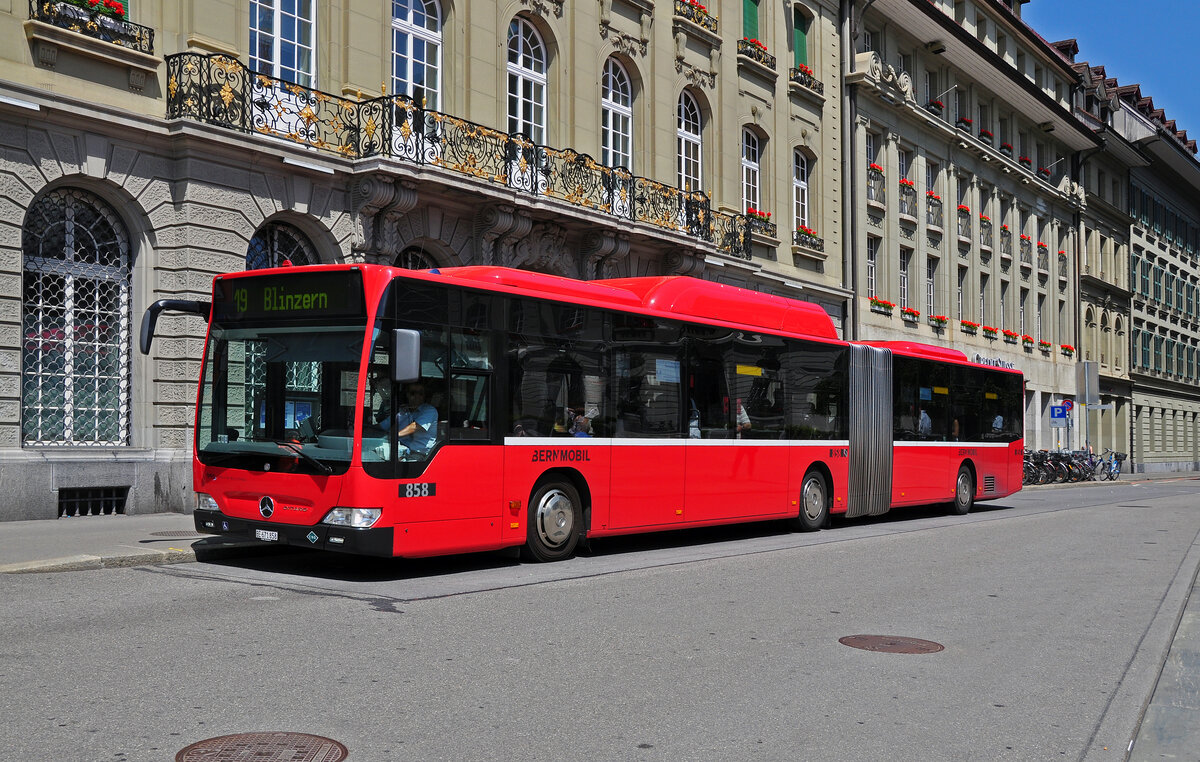 Mercedes Citaro 858, auf der Linie 19, bedient die Haltestelle beim Bundesplatz. Die Aufnahmestammt vom 17.06.2013.