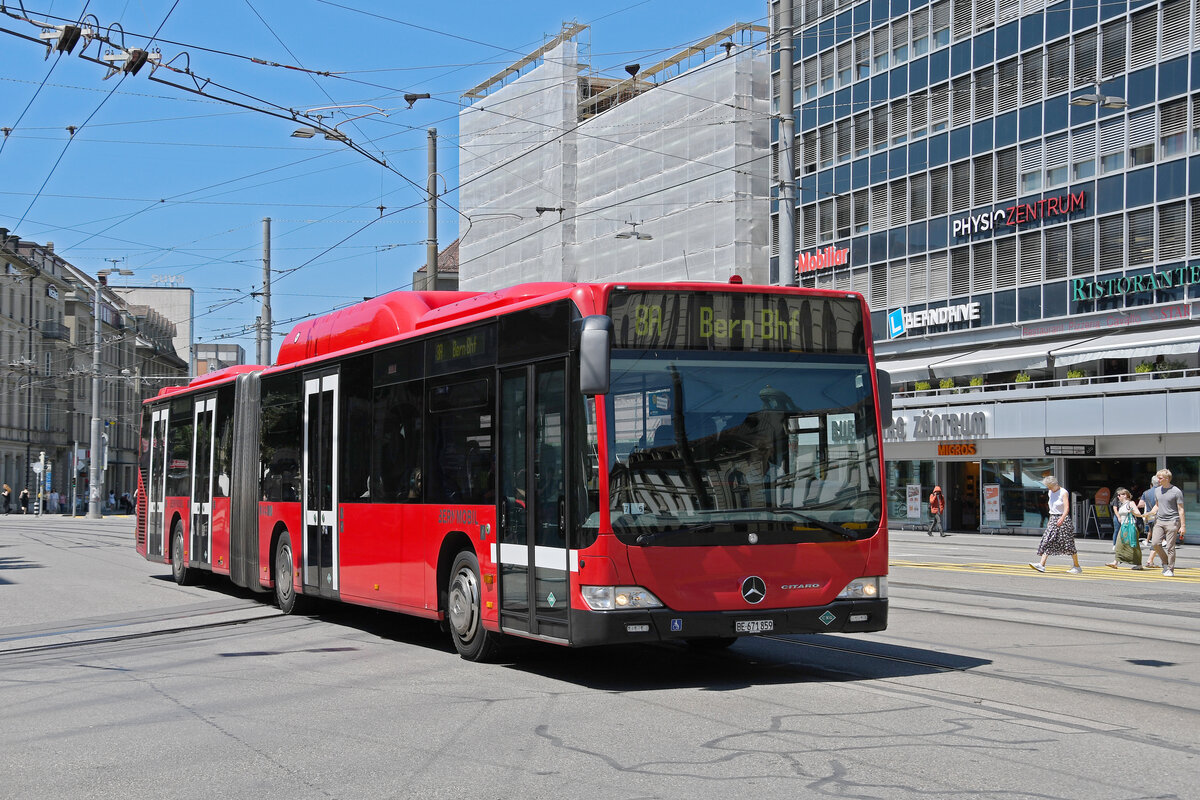 Mercedes Citaro 859, auf der Tramersatz Linie 8A, fährt am 09.07.2024 zur Haltestelle beim Bahnhof Bern.