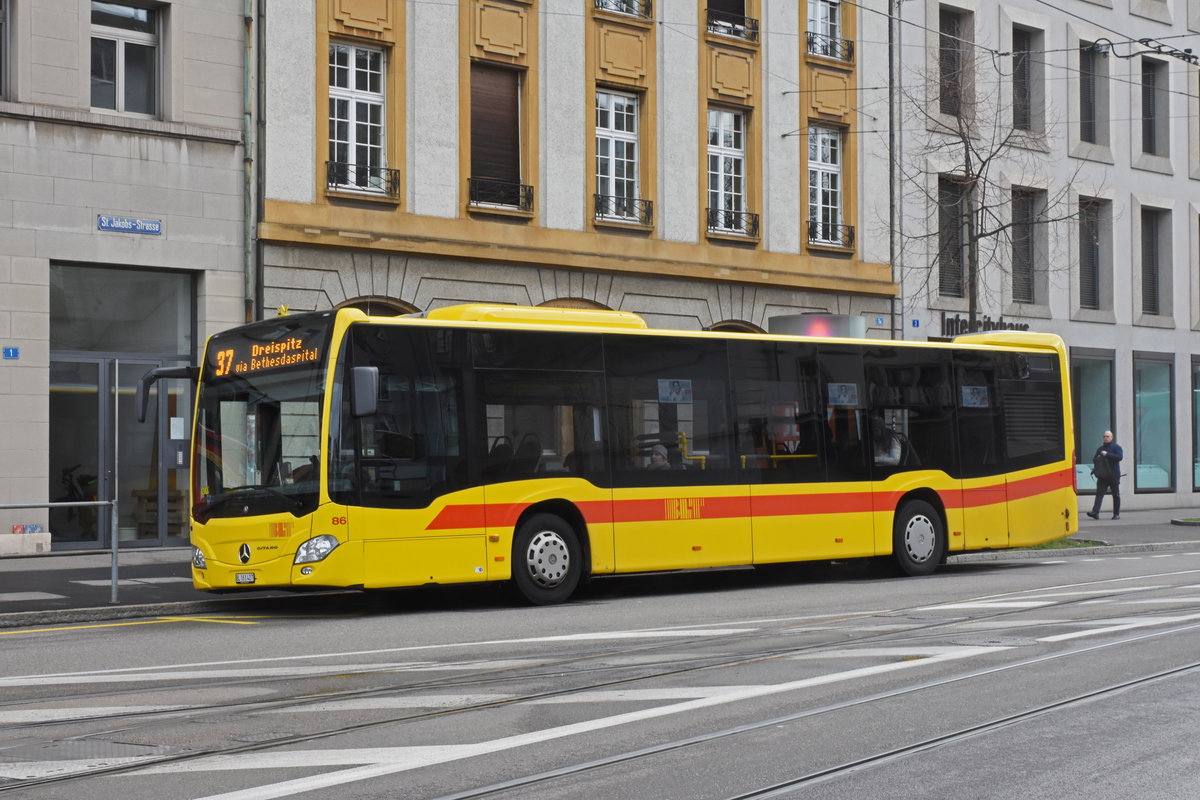 Mercedes Citaro 86, auf der Linie 37, wartet an der Endstation am Aeschenplatz. Die Aufnahme stammt vom 02.01.2019.