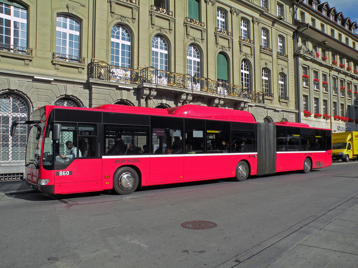 Mercedes Citaro 860, auf der Linie 10, bedient die Haltestelle beim Bundesplatz. Die Aufnahme stammt vom 01.11.2010.