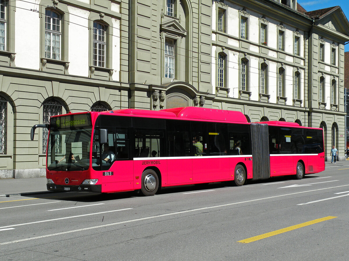 Mercedes Citaro 863, auf der Linie 12, überquert den Bubenbergplatz. Die Aufnahme stammt vom 26.08.2010.