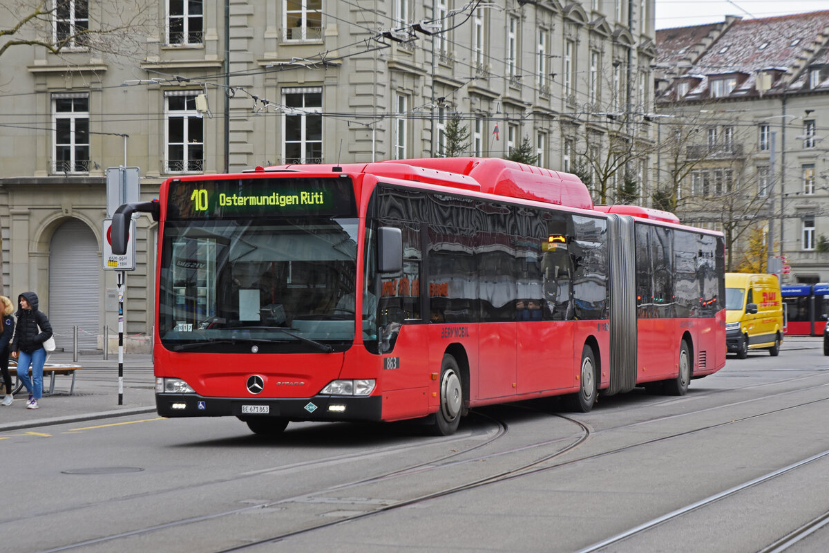 Mercedes Citaro 863, auf der Linie 10, fährt zur Haltestelle beim Bahnhof Bern. Die Aufnahme stammt vom 30.11.2021.