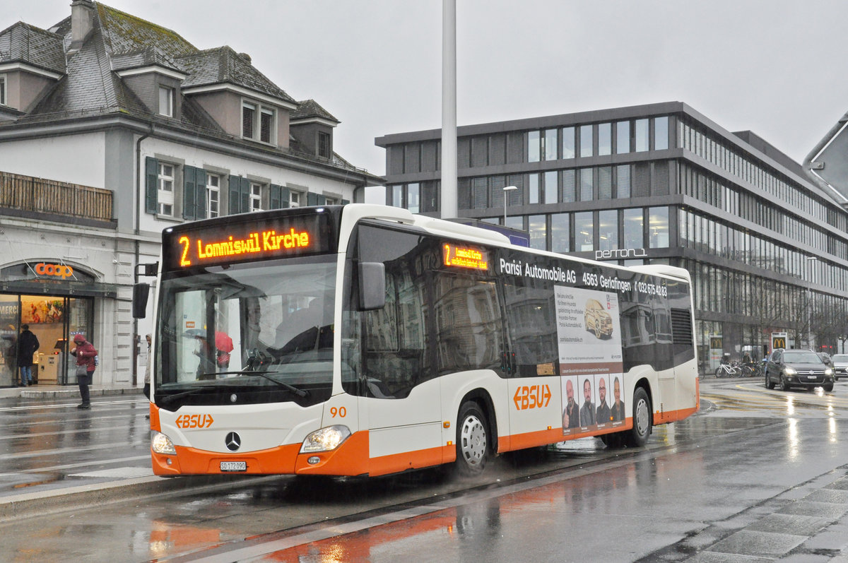 Mercedes Citaro 90, auf der Linie 2, bedient die Haltestelle beim Bahnhof Solothurn. Die Aufnahme stammt vom 09.12.2019.
