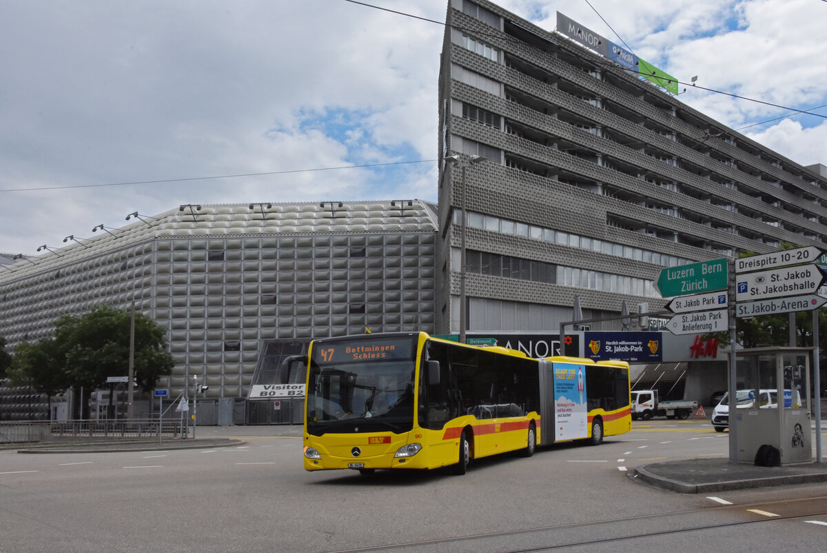 Mercedes Citaro 90 der BLT, auf der Linie 47, fährt zur Haltestelle St. Jakob. Die Aufnahme stammt vom 30.06.2021.