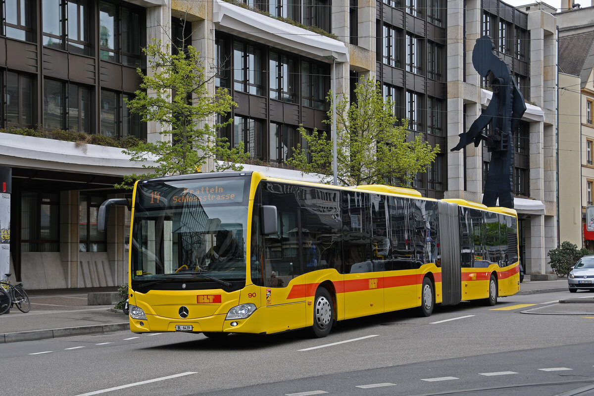 Mercedes Citaro 90 der BLT, auf der Tramersatzlinie 14, die wegen einer Grossbaustelle nicht mit Tramzügen fahren kann, fährt am 26.04.2023 zur Endstation am Aeschenplatz.