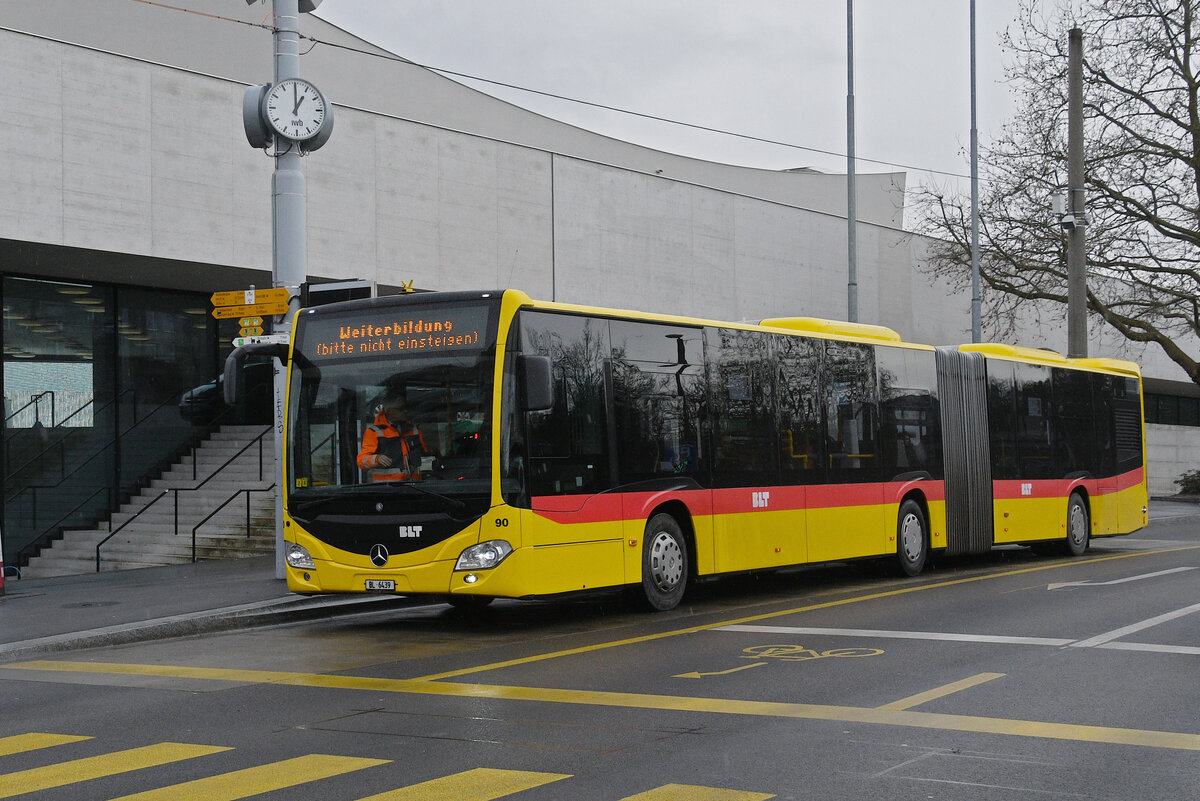 Mercedes Citaro 90 der BLT, wartet am 12.01.2026 mit der Fahrschule an der Haltestelle St. Jakob. Aufnahme Basel.