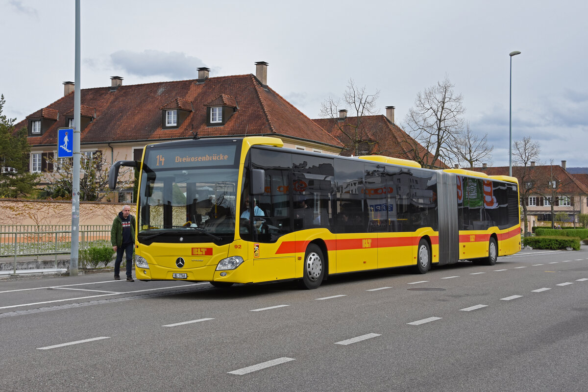 Mercedes Citaro 92 der BLT, auf der Tramersatzlinie 14, die wegen einer Grossbaustelle nicht mit Tramzügen fahren kann, bedient am 11.04.2023 zur Provisorischen Haltestelle Freidorf.