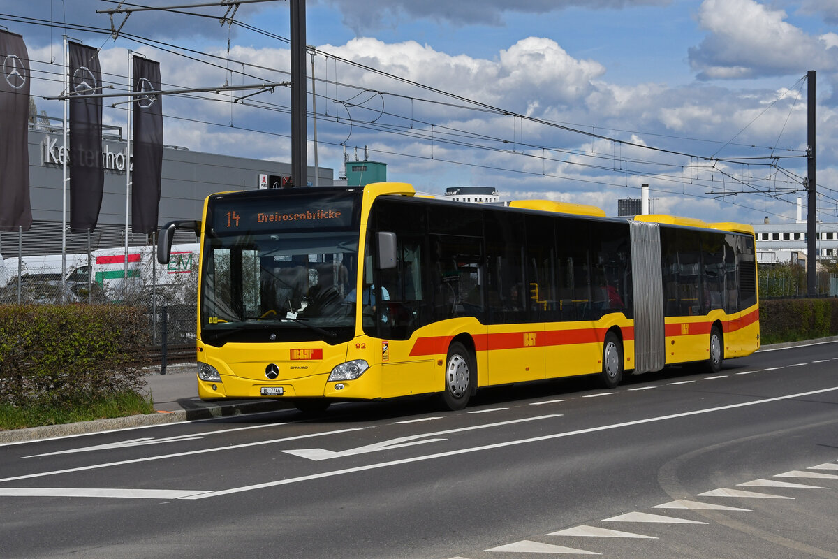 Mercedes Citaro 92 der BLT, auf der Tramersatzlinie 14, die wegen einer Grossbaustelle nicht mit Tramzügen fahren kann, bedient am 14.04.2023 die provisorische Haltestelle Lachmatt.