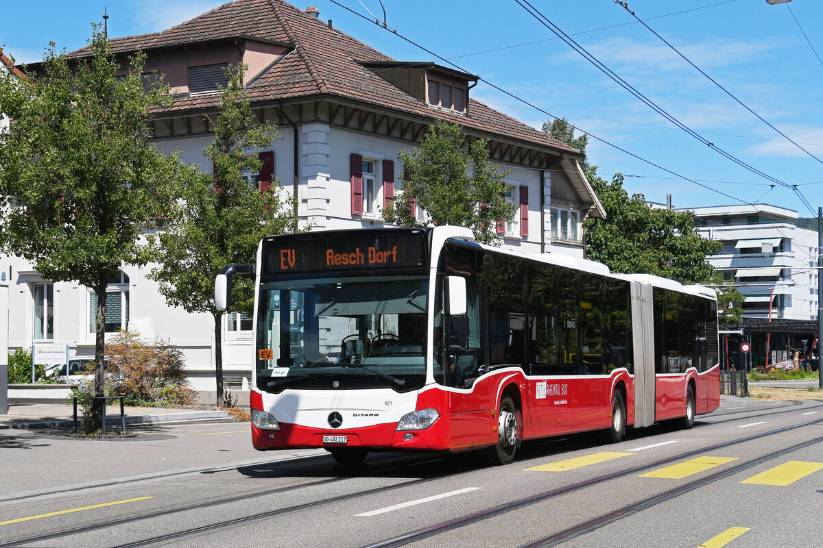 Mercedes Citaro 921 von Rheintalbus, ex. Wiener Linien, auf der Tramersatzlinie 11, f�hrt am 06.07.2026 durch die Hauptstrasse in Reinach zur Haltestelle Reinach Dorf.