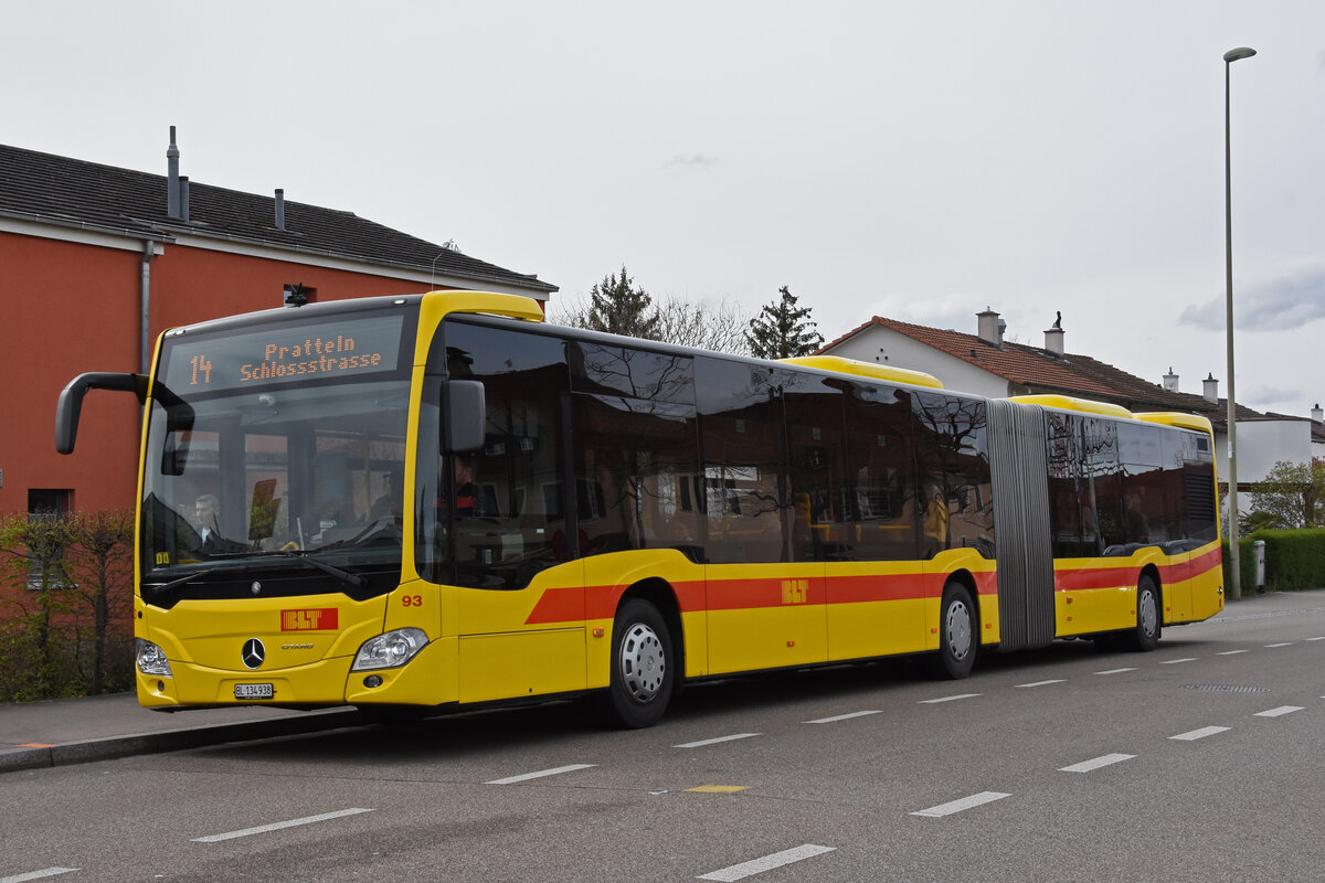 Mercedes Citaro 93 der BLT, auf der Tramersatzlinie 14, die wegen einer Grossbaustelle nicht mit Tramzügen fahren kann, bedient am 11.04.2023 die provisorische Haltestelle Freidorf.
