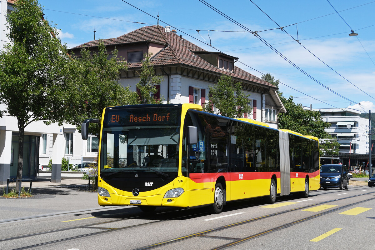 Mercedes Citaro 94 der BLT, auf der Tramersatzlinie 11, f�hrt am 06.07.2026 durch die Hauptstrasse in Reinach zur Haltestelle Reinach Dorf.