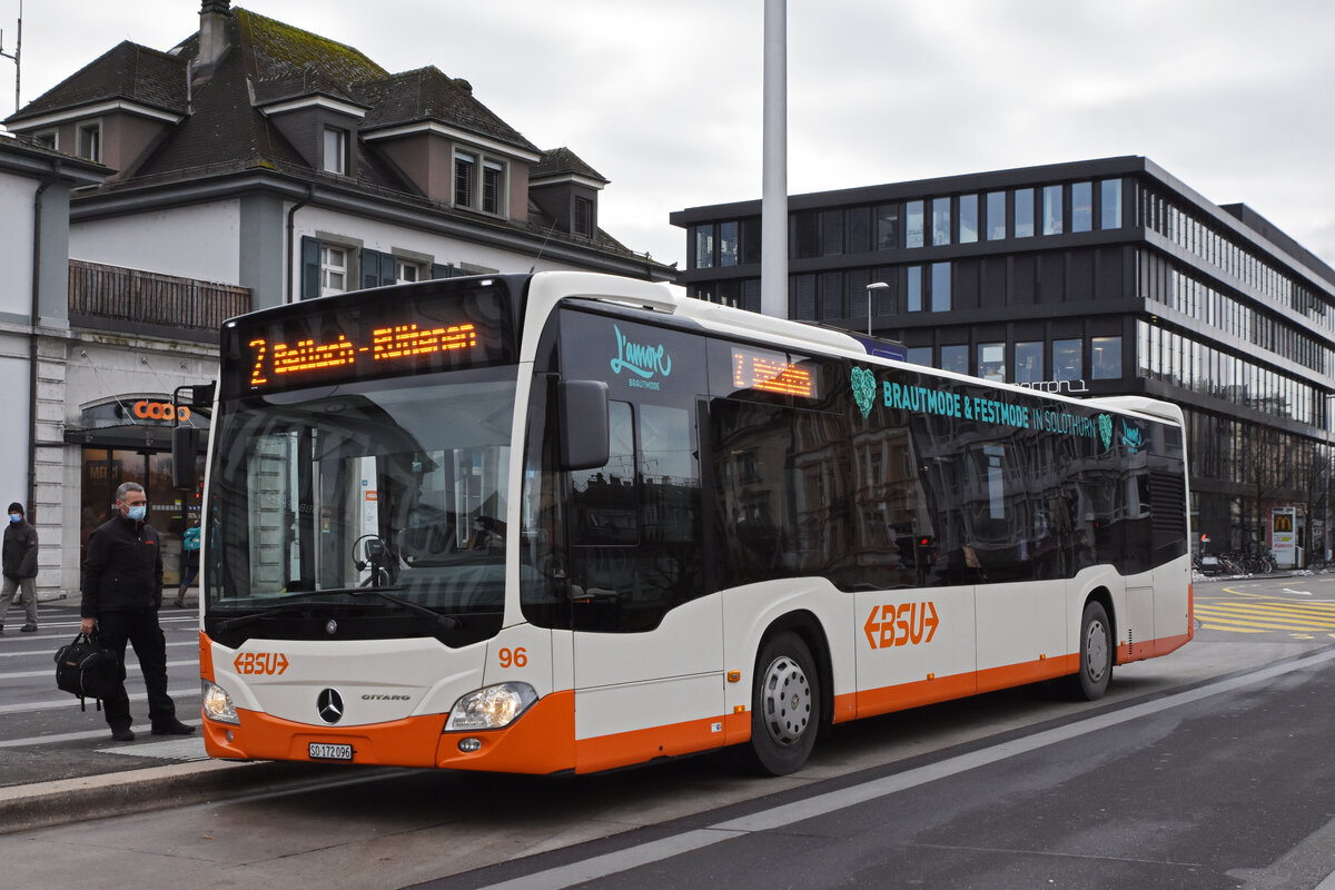 Mercedes Citaro 96, auf der Linie 2, der BSU wartet an der Haltestelle beim Bahnhof Solothurn. Die Aufnahme stammt vom 06.12.2021.