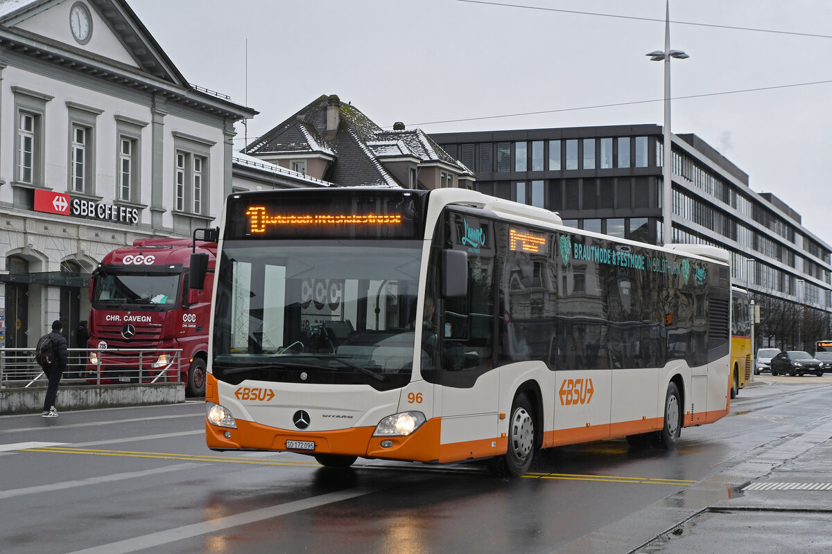Mercedes Citaro 96, auf der Linie 10, fährt am 18.01.2023 zur Haltestelle beim Bahnhof Solothurn.