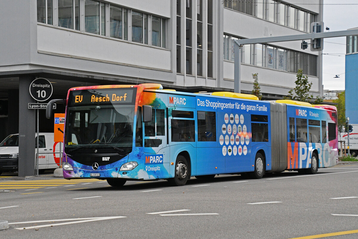 Mercedes Citaro 98 mit der Werbung f�r den M-Parc, auf der Tramersatzlinie 11, verl�sst am 26.10.2026 die provisorische Haltestelle beim Dreispitz. Aufnahme Basel.