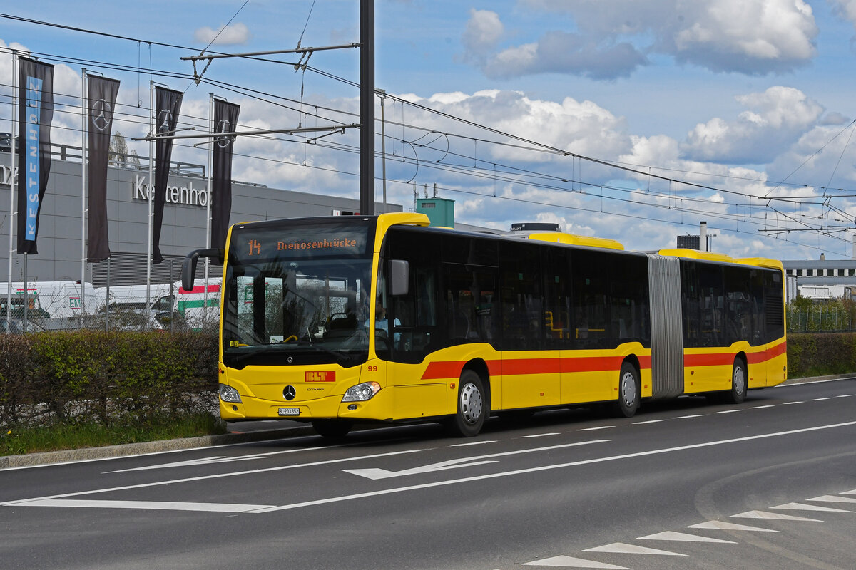 Mercedes Citaro 99 der BLT, auf der Tramersatzlinie 14, die wegen einer Grossbaustelle nicht mit Tramzügen fahren kann, bedient am 14.04.2023 die provisorische Haltestelle Lachmatt.