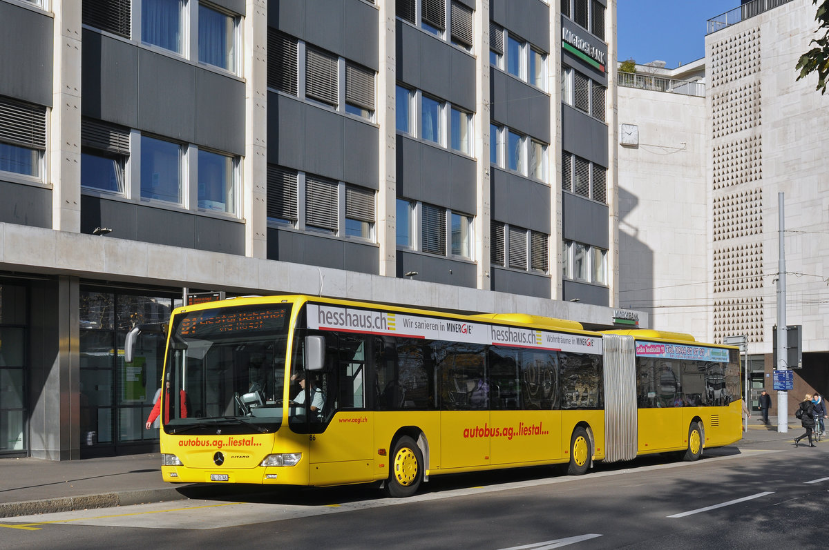 Mercedes Citaro der AAGL, mit der Betriebsnummer 86, wartet an der Endstation der Linien 80/81 am Aeschenplatz. Die Aufnahme stammt vom 02.11.2015.